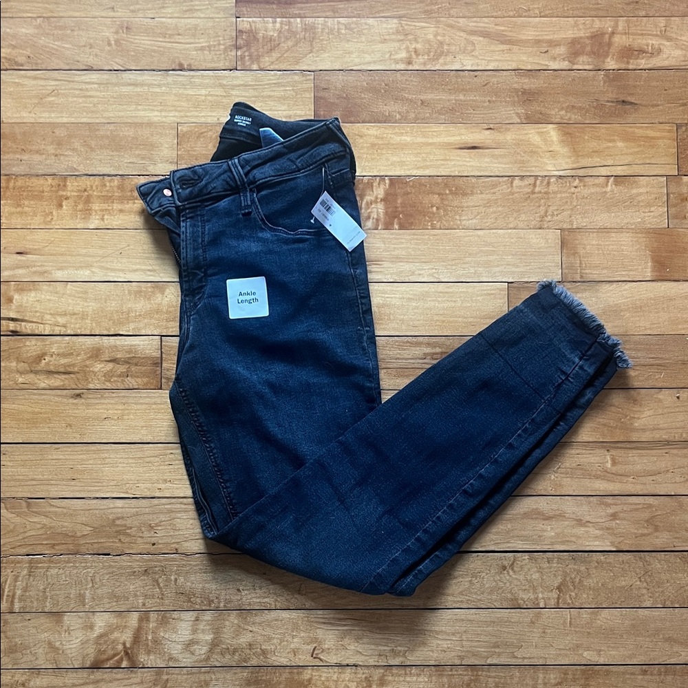 NWT Old Navy Mid-Rise Rockstar Super Skinny Ankle Jeans with Raw-Edge, size 4